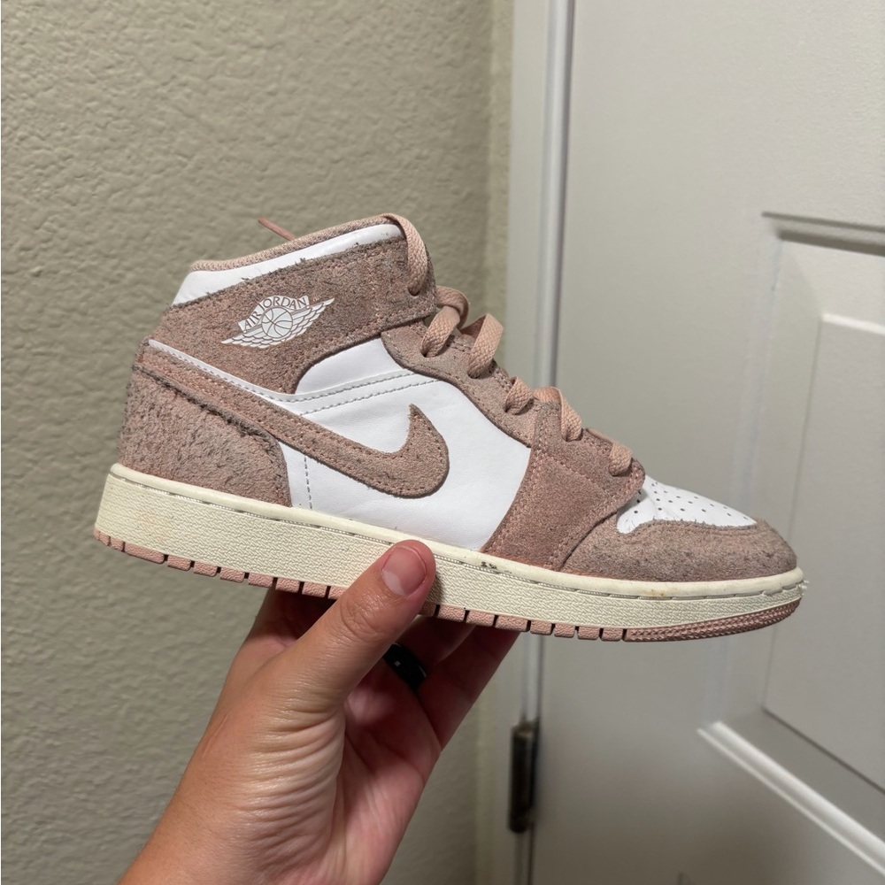 Nike Kids Sneakers in White & Dusty Pink Suede